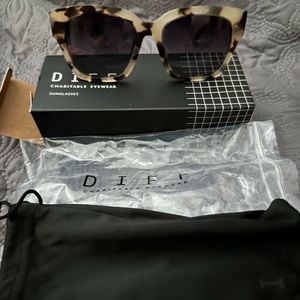 NWT Diff Bella II Sunglasses (oversized)-Creamy Tortoise